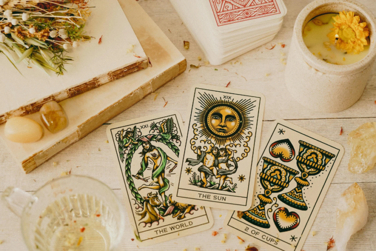 Lire la suite à propos de l’article Différence entre oracle et tarot : lequel choisir et pour quel type de questions ?